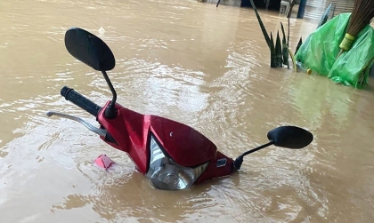 Thế giới 2 bánh: Làm gì để xe máy an toàn đi qua đường ngập nước?